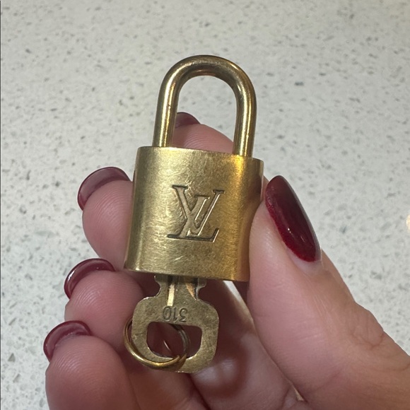 Louis Vuitton Gold Padlock with Key, authentic - Picture 4 of 4